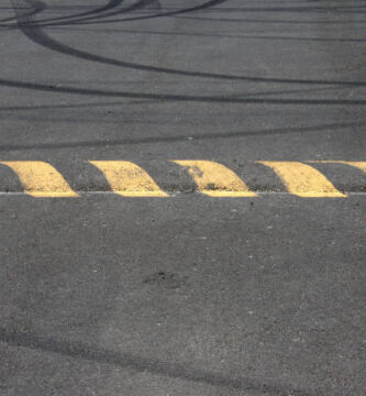Topes de Velocidad y su Efecto en el Desgaste de Neumáticos
